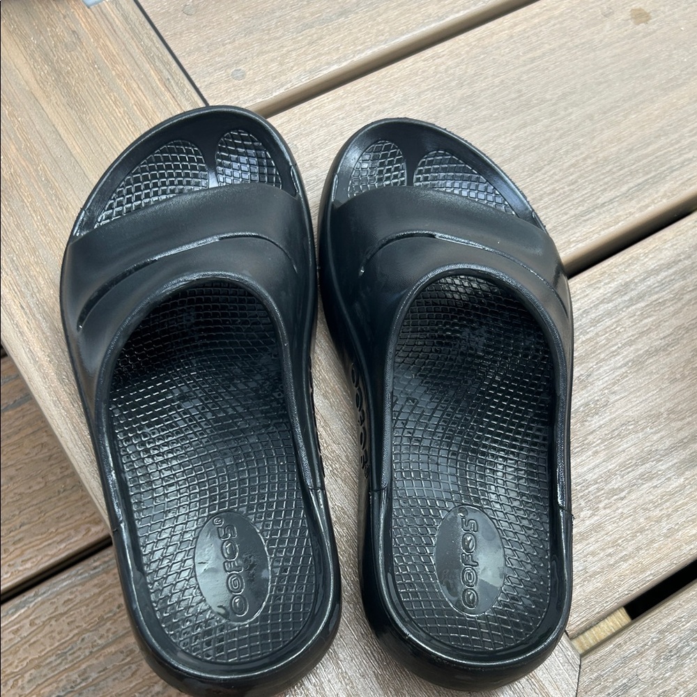 OOFOS Black Women's Slippers